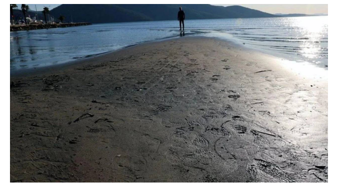 Mikonos Adası’da deniz suyunun çekilmesi endişe yarattı