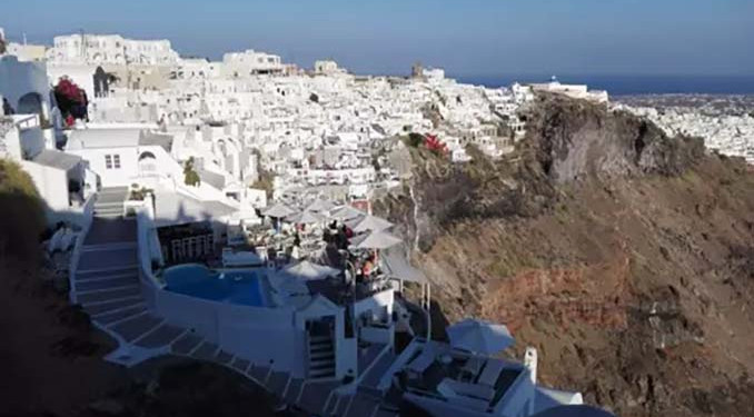 Santorini’de OHAL ilan edildi