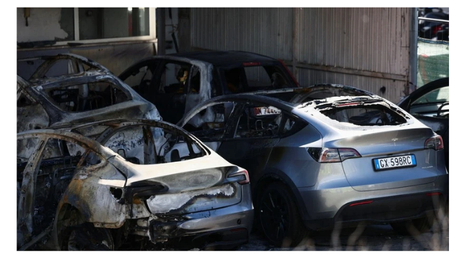 Elon Musk’a büyük öfke! Teslalar kundaklandı