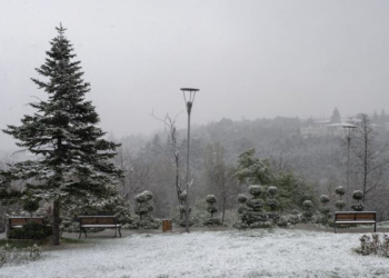 Baharı beklerken kış geri geldi: Ankara beyaza büründü