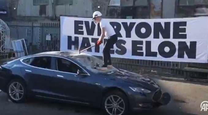 İngilizler delirdi: Musk’ı protesto için Tesla araca şiddet!