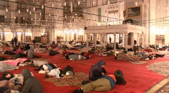 İstanbul’da deprem korkusu: Camiler ve spor salonları doldu