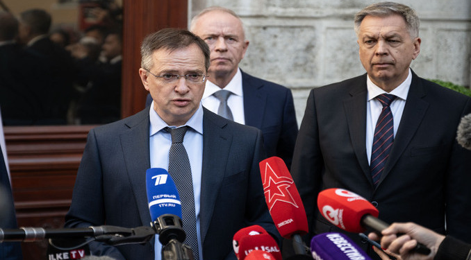 Medinskiy: Hedefimiz krizin temel nedenlerini ortadan kaldırmak