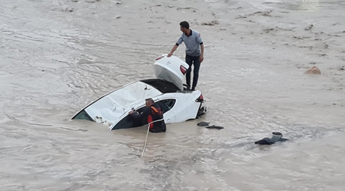 Osmaniye’yi sağanak vurdu, araçlar sele kapıldı