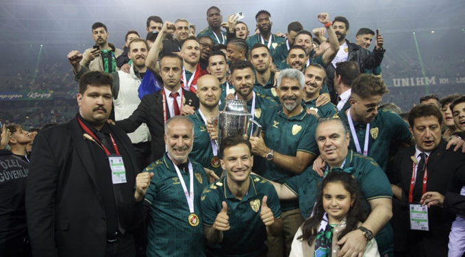 Süper Lig’e yükselen Kocaelispor, şampiyonluk kupasını aldı