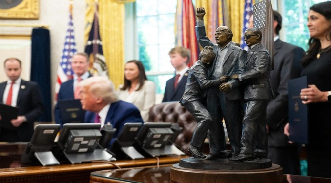 Trump Oval Ofis’e kendi heykelini yerleştirdi