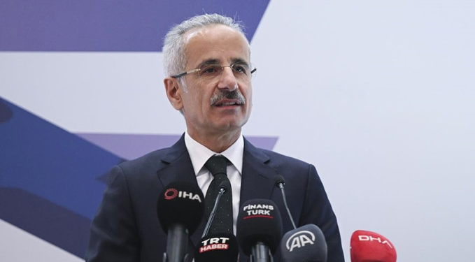 Bakan Uraloğlu: İran ve Irak’ta mahsur kalan 11 Türk uçağını izliyoruz