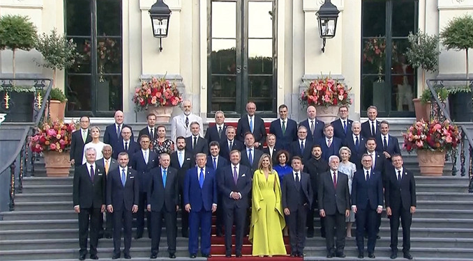 Erdoğan NATO Zirvesi’nde Trump ile yan yana poz verdi