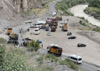 Hakkari’de midibüs devrildi: 12 asker yaralı