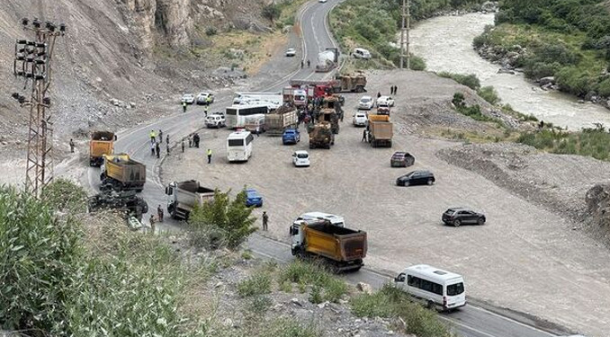Hakkari’de midibüs devrildi: 12 asker yaralı