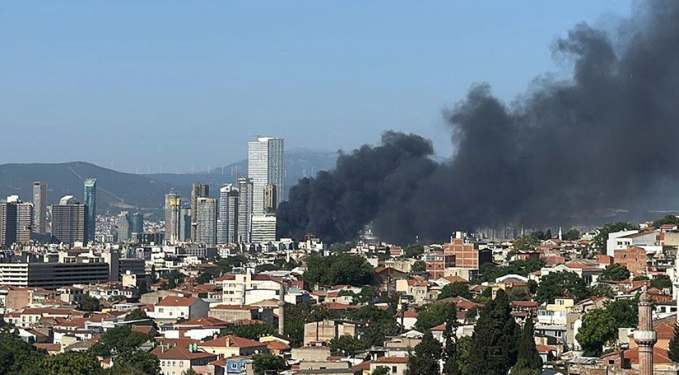 İzmir’de yangın: Hastalar tahliye ediliyor