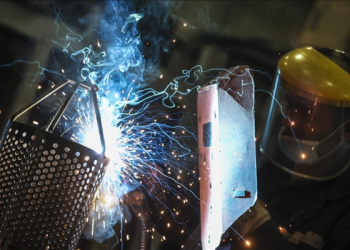 Sanayi üretimi aylık azaldı, yıllık arttı