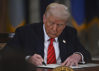 Trump, Suriye’ye yaptırımlarını sonlandıracak imzayı attı