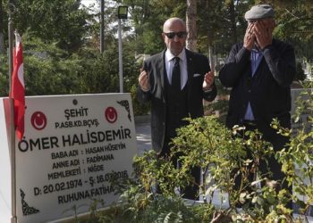 Zekai Aksakallı’dan Ömer Halisdemir’in mezarına anlamlı ziyaret