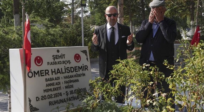 Zekai Aksakallı’dan Ömer Halisdemir’in mezarına anlamlı ziyaret