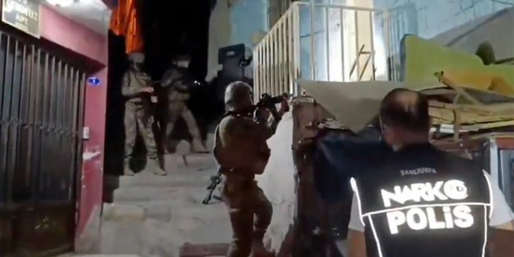 70 ilde uyuşturucu satıcılarına operasyon! 940 şüpheli yakalandı