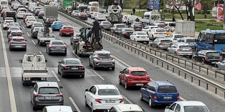 Yağış, okulların açılışı, abluka üçlüsü İstanbul trafiğini kilitledi