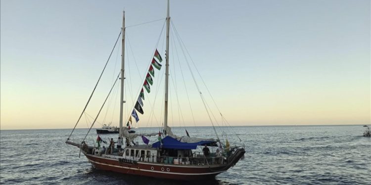 Gazze’ye ilerleyen Sumud Filosu yüksek riskli bölgeye girdi