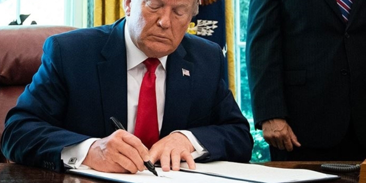 Trump duyurdu: ABD’den Çin’e yüzde 100 gümrük vergisi