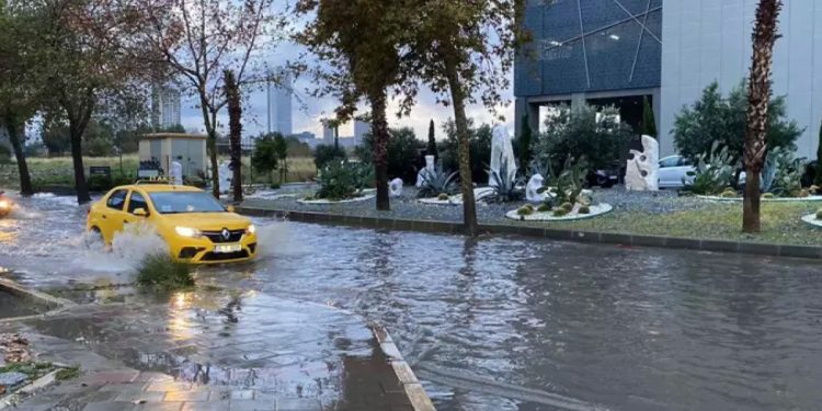 Ege Bölgesi’nde yaşam durdu: Sağanak yolları kapattı