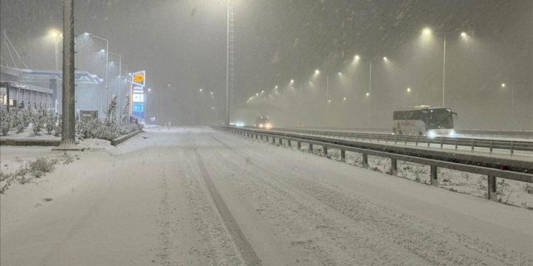 İstanbul ve Ankara yeni yıla karla başladı
